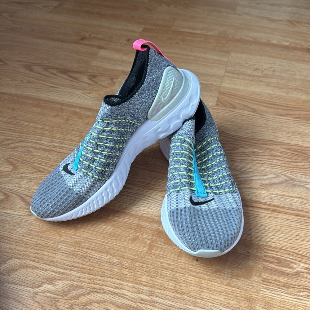 Women’s Nikes - Picture 2 of 4